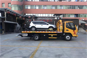 小河附近汽车拖车电话